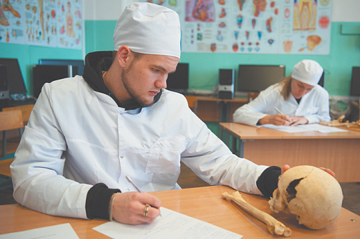 Депутаты начали битву за мягкий подход к земским докторам