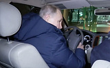 Путин в Мариуполе пересел с вертолета на автомобиль...