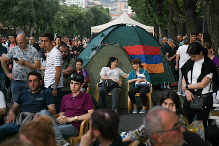 армения, пашинян, протесты, архиепископ баграт галстанян