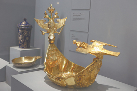 московский кремль, парадный вестибюль оружейной палаты, выставка, двуглавый орел герб россии