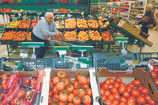 Потребительская уверенность падает на фоне роста пенсий и зарплат