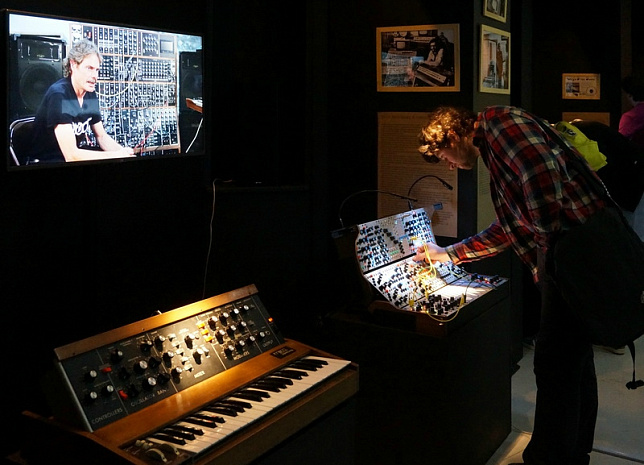 музыка, синтезатор, выставка