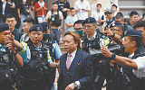 Китай приступил к зачистке Гонконга от противников властей