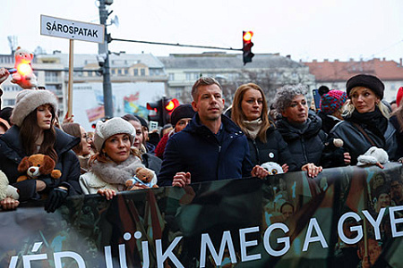 венгрия, орбан, оппозиция, петьер мадьяр, массовые манифестации, скандал, избиение в колонии