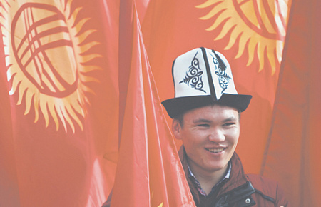 киргизия, госсимволика, флаг, смена, оппозицияя, протест, миграция, экономика