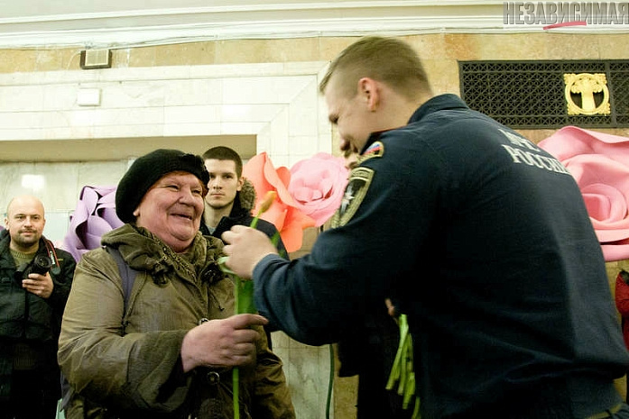 москва, метро, восьмое марта, мчс, робот, цветы, макияж, укладка волос