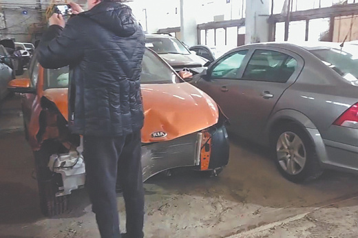 Россиянам пришлось прицениваться к битым автомобилям