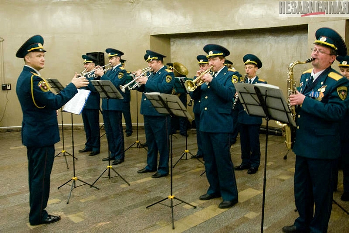 москва, метро, восьмое марта, мчс, робот, цветы, макияж, укладка волос