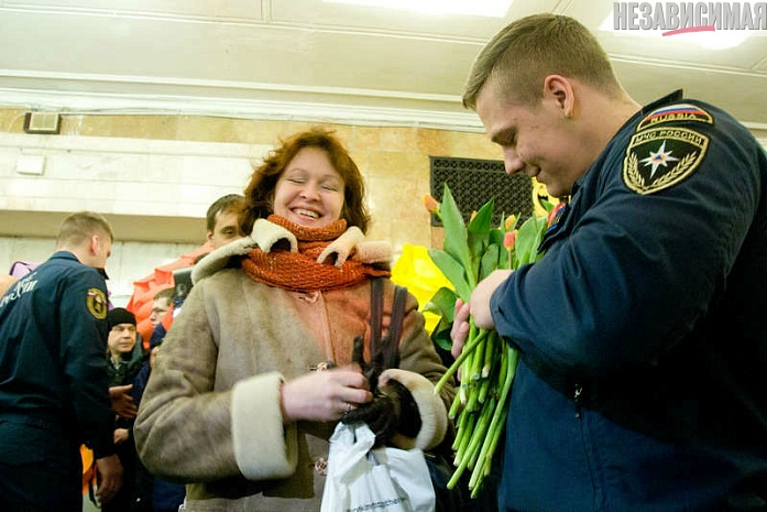 москва, метро, восьмое марта, мчс, робот, цветы, макияж, укладка волос