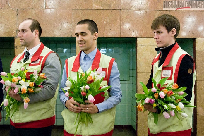 москва, метро, восьмое марта, мчс, робот, цветы, макияж, укладка волос