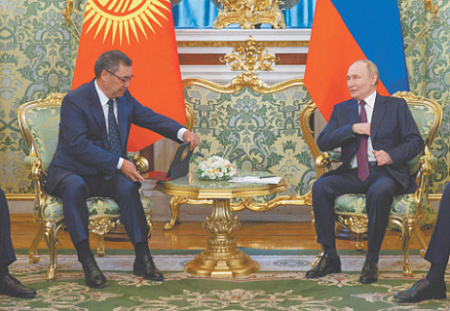 путин, жапаров, киргизия, трудовые мигранты, ужесточение миграционного законодательства, депортация родителей, обучение русскому языку, внеочередные парламентские выборы