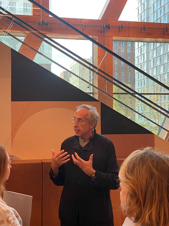 В сияющем кубе произрастает африканский лес скульптур