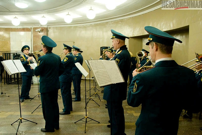 москва, метро, восьмое марта, мчс, робот, цветы, макияж, укладка волос