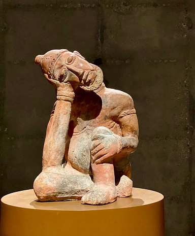 В сияющем кубе произрастает африканский лес скульптур