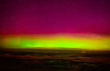 Полярное сияние раскрасило ночное небо планеты