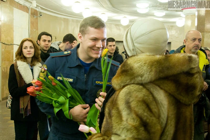 москва, метро, восьмое марта, мчс, робот, цветы, макияж, укладка волос
