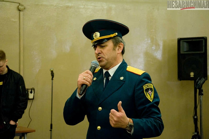 москва, метро, восьмое марта, мчс, робот, цветы, макияж, укладка волос