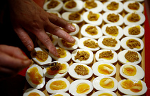 Мастера приготовления яйца под майонезом собрались под Парижем