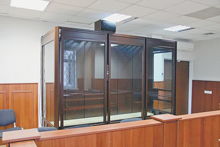 правощашита, судебные процессы, изоляция подсудимых, металлические клетки, стеклянные кабины