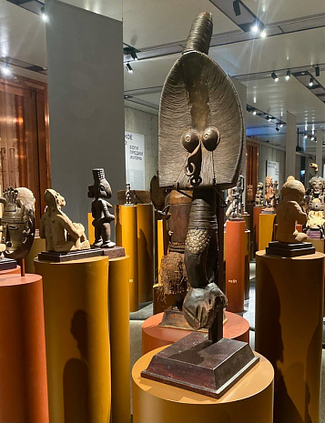 В сияющем кубе произрастает африканский лес скульптур