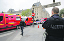 В Париже вооруженный ножом мужчина совершил <b>нападение</b> на полицейских